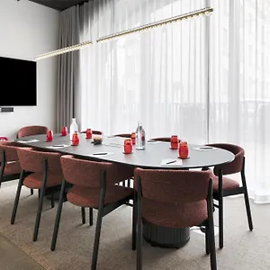 4* ホテル Radisson Red